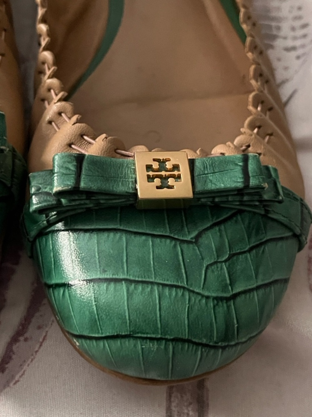 Tory Burch Tan Leather Flats with Green Croc-Texture Toe and Gold Logo - Picture 2 of 4